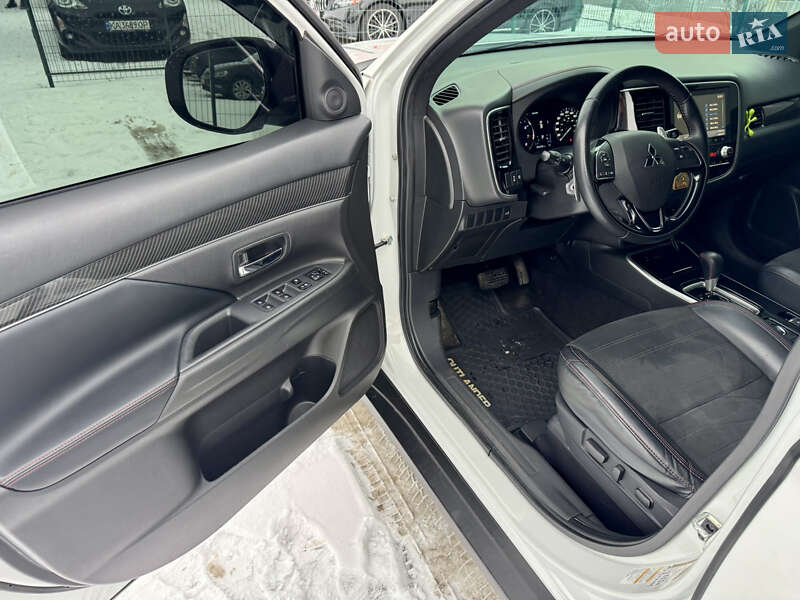 Позашляховик / Кросовер Mitsubishi Outlander 2020 в Києві