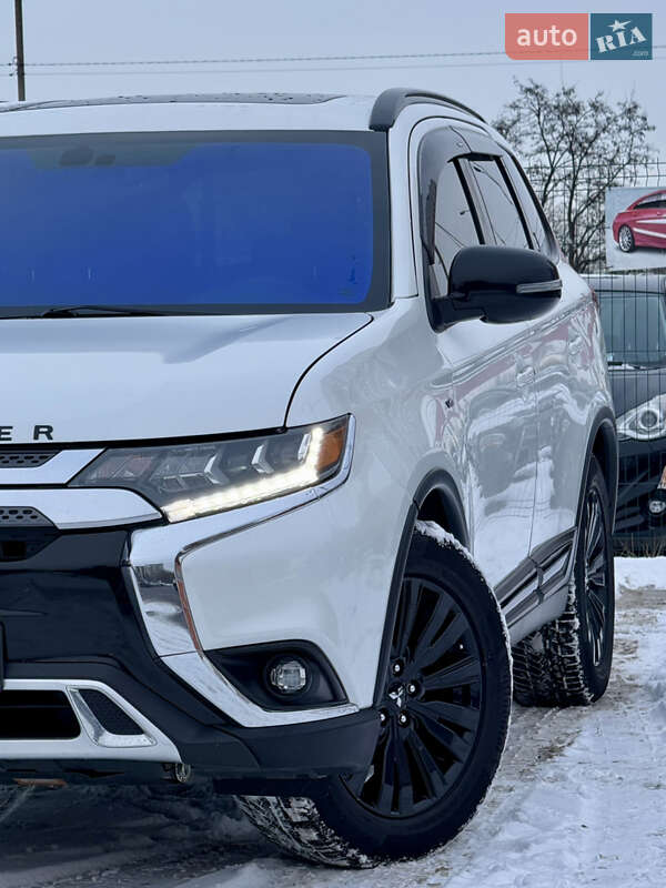 Позашляховик / Кросовер Mitsubishi Outlander 2020 в Києві
