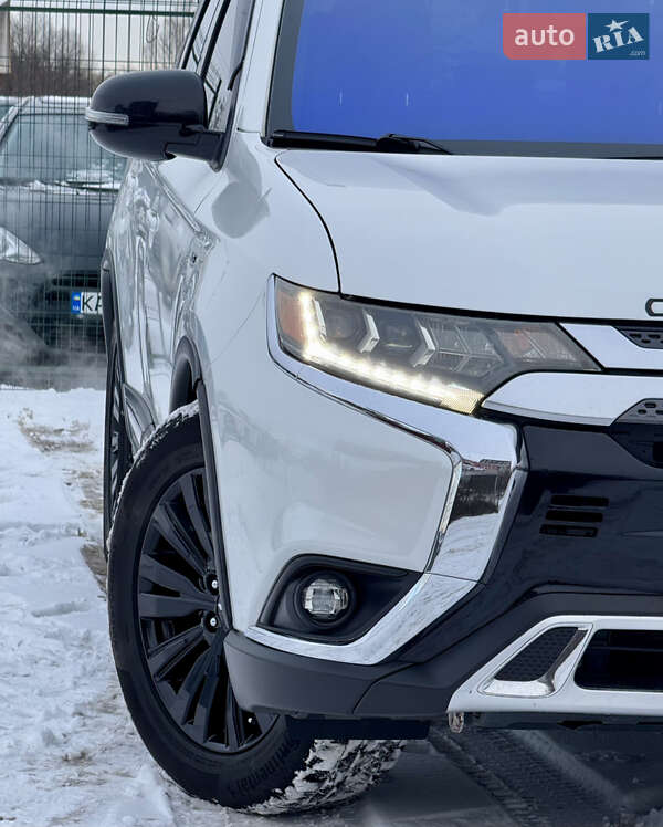 Позашляховик / Кросовер Mitsubishi Outlander 2020 в Києві