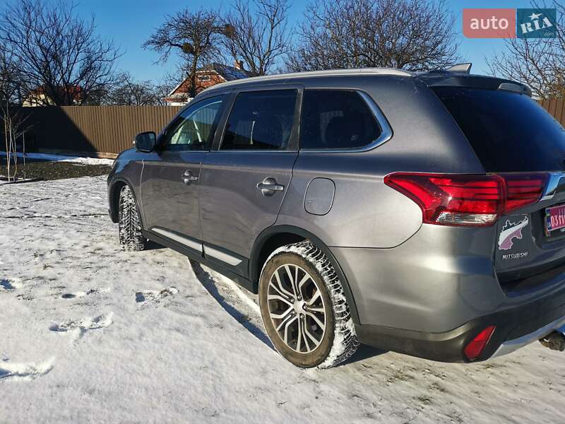 Позашляховик / Кросовер Mitsubishi Outlander 2016 в Луцьку