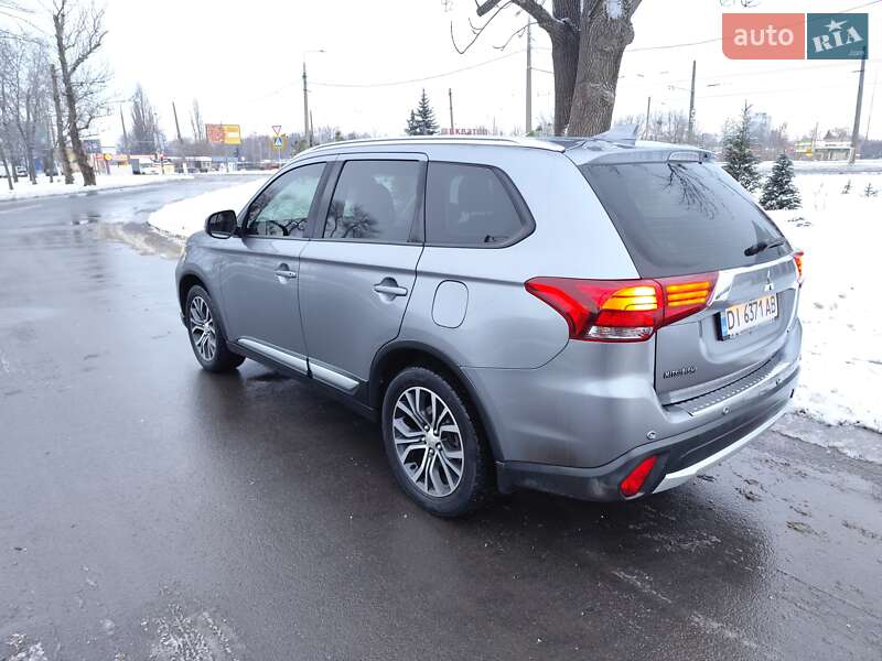 Позашляховик / Кросовер Mitsubishi Outlander 2017 в Харкові