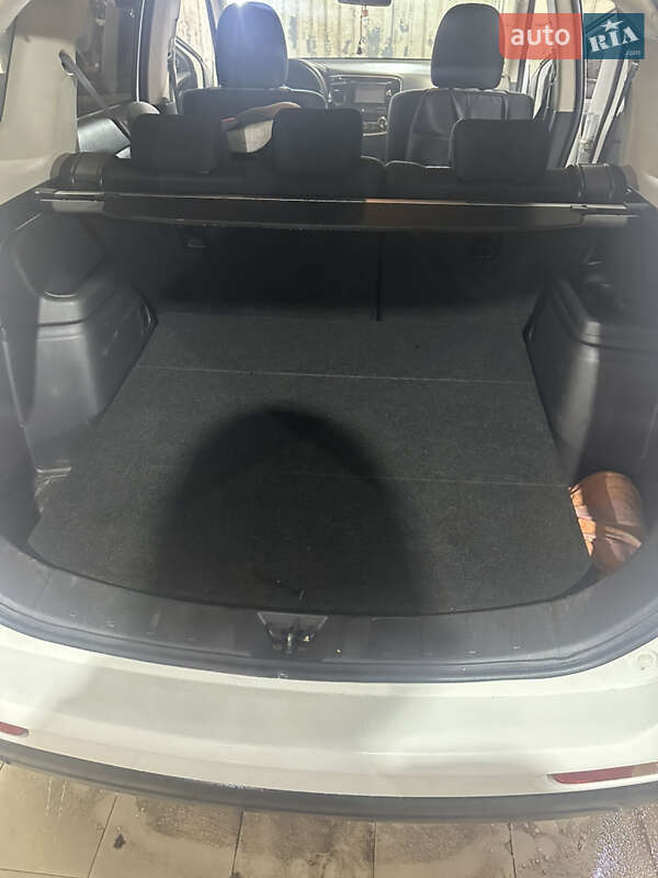 Внедорожник / Кроссовер Mitsubishi Outlander 2012 в Полтаве