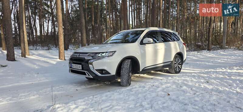 Внедорожник / Кроссовер Mitsubishi Outlander 2021 в Киеве