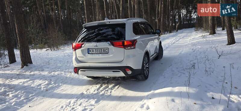 Внедорожник / Кроссовер Mitsubishi Outlander 2021 в Киеве