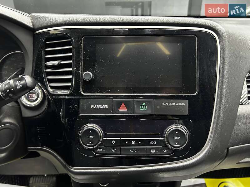 Внедорожник / Кроссовер Mitsubishi Outlander 2016 в Черновцах