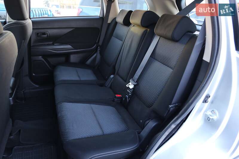 Внедорожник / Кроссовер Mitsubishi Outlander 2017 в Киеве