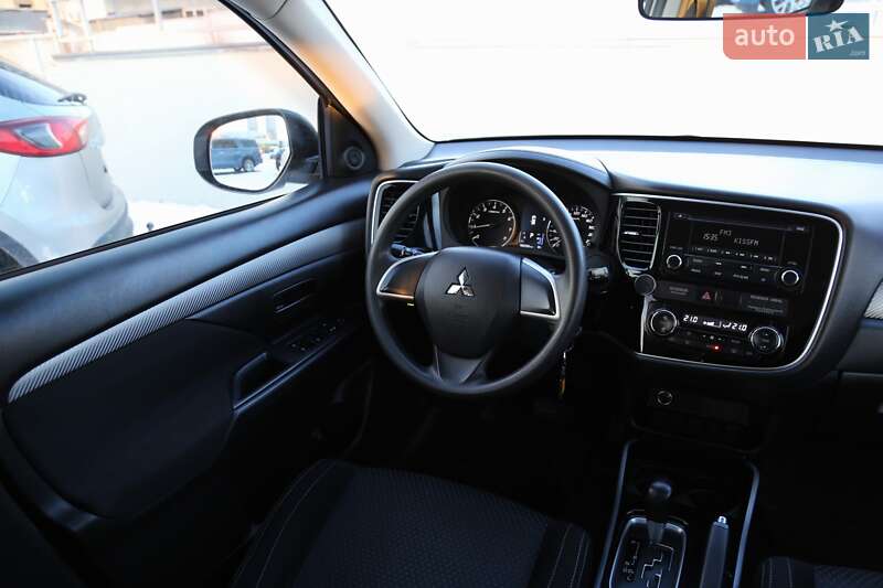 Внедорожник / Кроссовер Mitsubishi Outlander 2017 в Киеве