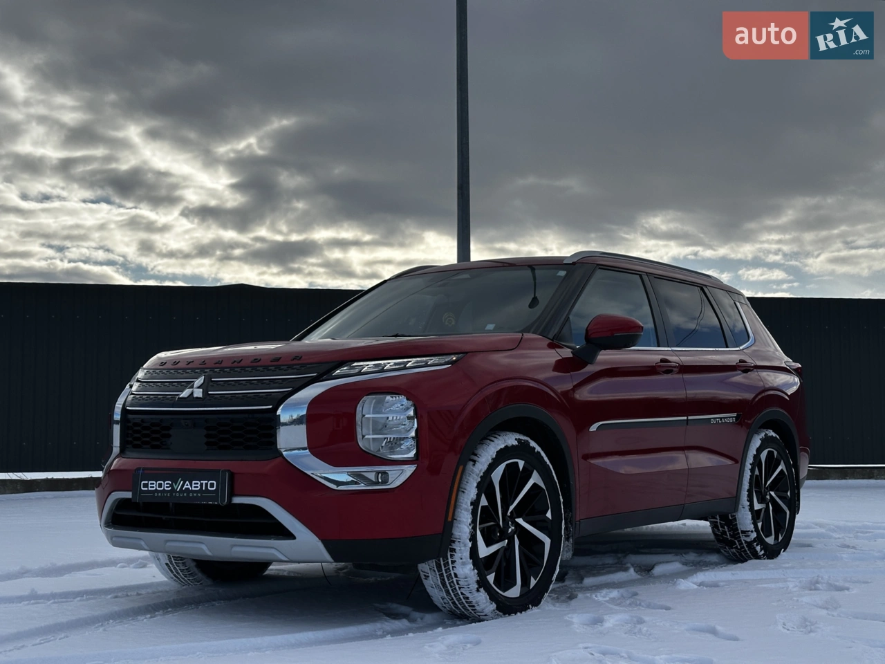 Mitsubishi Outlander 2022 року — сучасний та комфортний 7-місний кросовер для сім’ї та подорожей. Оснащений бензиновим двигуном 2.5 у парі з автоматичною коробкою передач та повним приводом. Автомобіль просторий, надійний і технологічний, добре підходить як для міста, так і для далеких поїздок.

Технічний стан без критичних зауважень, повністю готовий до експлуатації. Двигун працює рівно та стабільно, автоматична коробка передач перемикається плавно, повний привід забезпечує впевненість у будь-яких дорожніх умовах. Ходова частина без сторонніх шумів. Пробіг — 124 тис. км. Салон доглянутий, просторий, з 7 повноцінними місцями та шкіряною оббивкою.

Комплектація включає камери кругового огляду 360°, парктроніки, багатозонний клімат-контроль, підігрів керма, електропривід сидінь, мультикермо та сучасну мультимедійну систему.

Ціна — 24 999 $. Можливий обмін, лізинг, кредит, трейд-ін. Доступний тест-драйв. Автомобіль знаходиться за адресою: Солонка, вул. Стрийська, 28.
Контактні телефони: ********** **********, ********** **********.