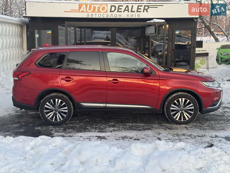 Внедорожник / Кроссовер Mitsubishi Outlander 2019 в Киеве