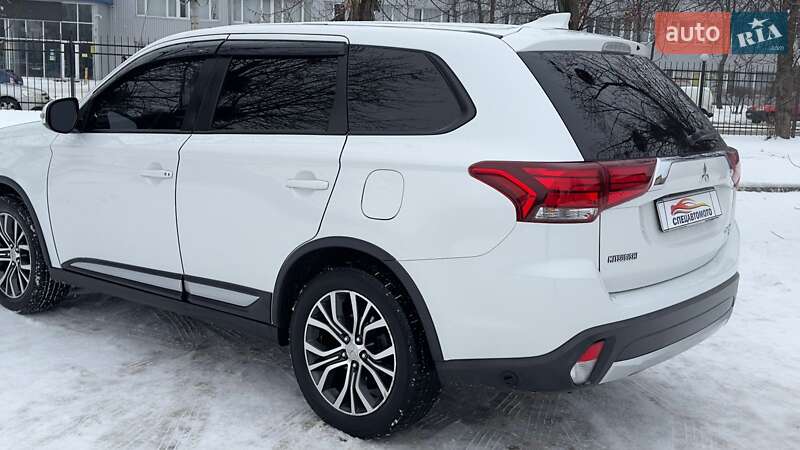 Внедорожник / Кроссовер Mitsubishi Outlander 2017 в Киеве