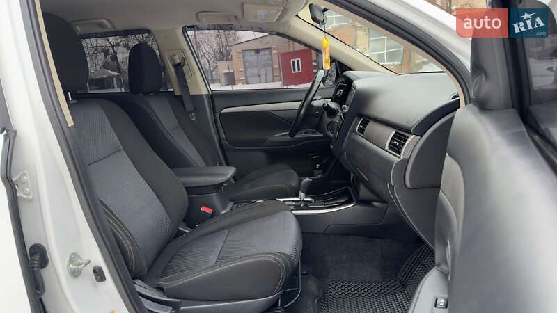 Внедорожник / Кроссовер Mitsubishi Outlander 2017 в Киеве