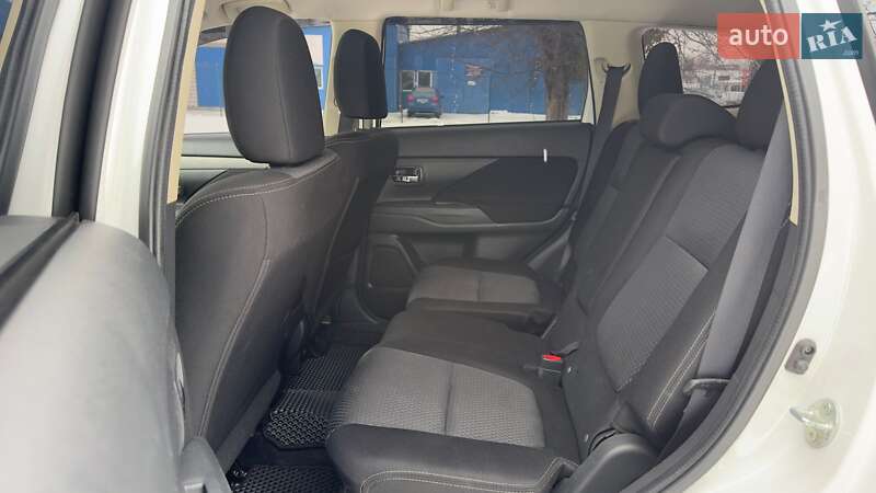 Внедорожник / Кроссовер Mitsubishi Outlander 2017 в Киеве