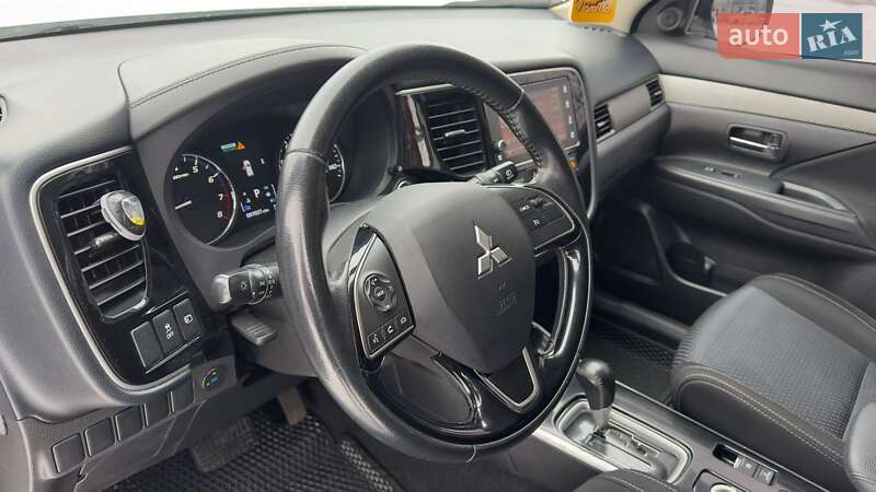 Внедорожник / Кроссовер Mitsubishi Outlander 2017 в Киеве