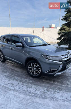 Внедорожник / Кроссовер Mitsubishi Outlander 2016 в Киеве
