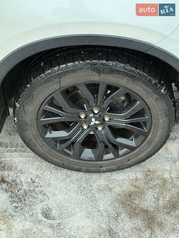 Внедорожник / Кроссовер Mitsubishi Outlander 2017 в Киеве