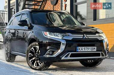 Внедорожник / Кроссовер Mitsubishi Outlander 2017 в Киеве