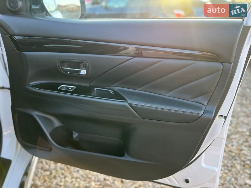 Внедорожник / Кроссовер Mitsubishi Outlander 2016 в Коломые