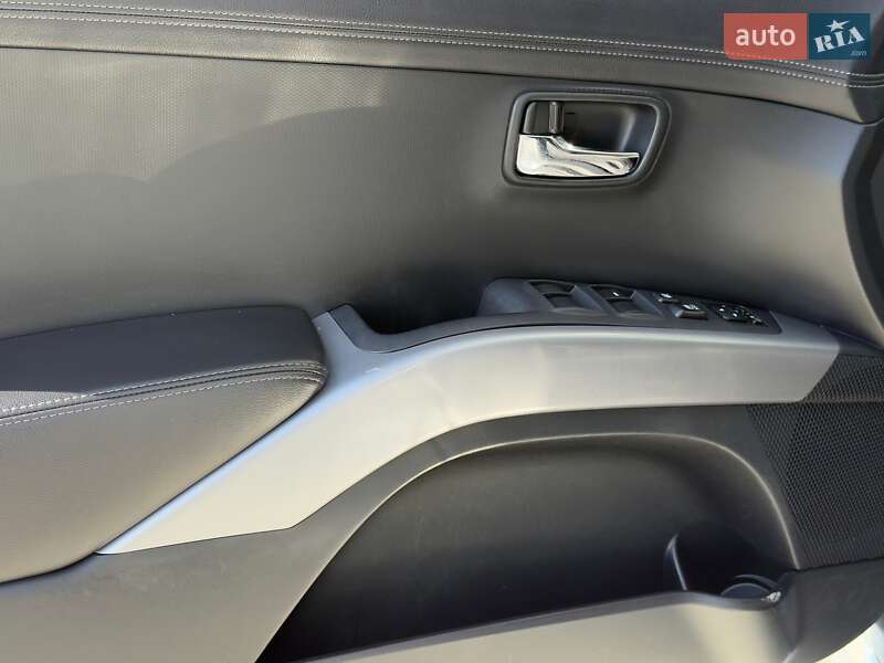 Внедорожник / Кроссовер Mitsubishi Outlander 2011 в Львове