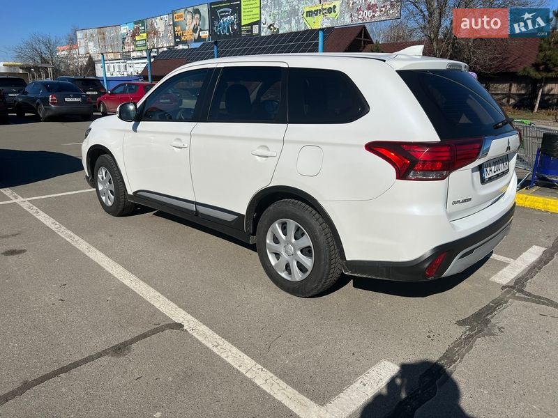 Внедорожник / Кроссовер Mitsubishi Outlander 2020 в Киеве