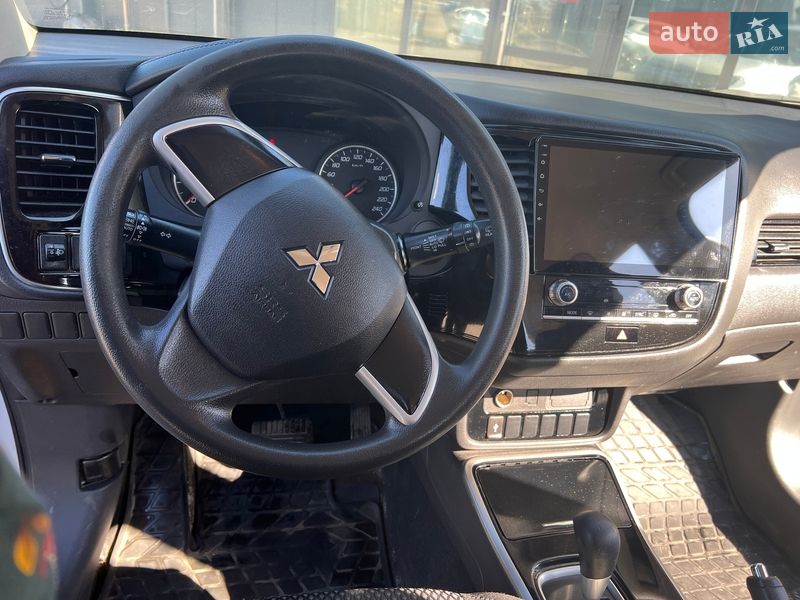 Внедорожник / Кроссовер Mitsubishi Outlander 2020 в Киеве