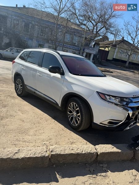 Внедорожник / Кроссовер Mitsubishi Outlander 2016 в Вознесенске