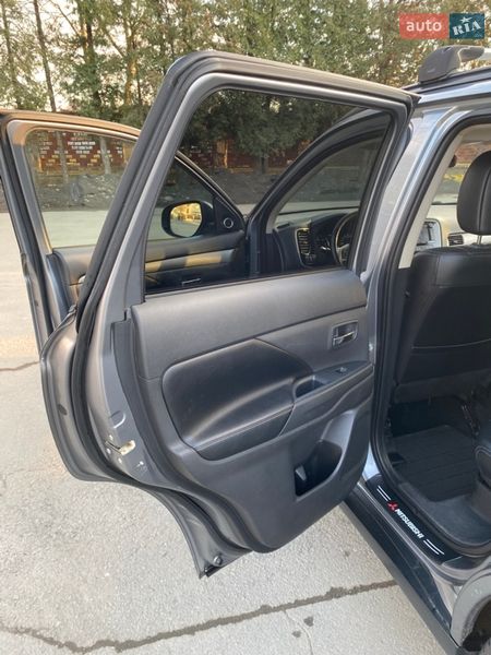 Позашляховик / Кросовер Mitsubishi Outlander 2012 в Ужгороді