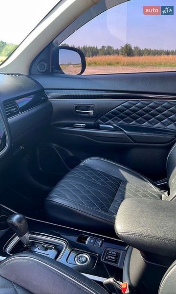 Внедорожник / Кроссовер Mitsubishi Outlander 2017 в Буче