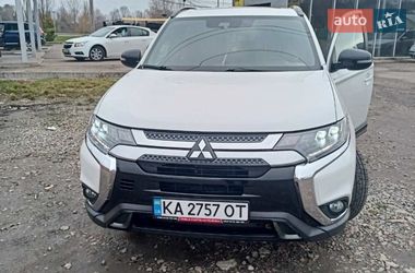 Внедорожник / Кроссовер Mitsubishi Outlander 2020 в Киеве