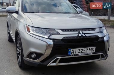 Внедорожник / Кроссовер Mitsubishi Outlander 2020 в Киеве