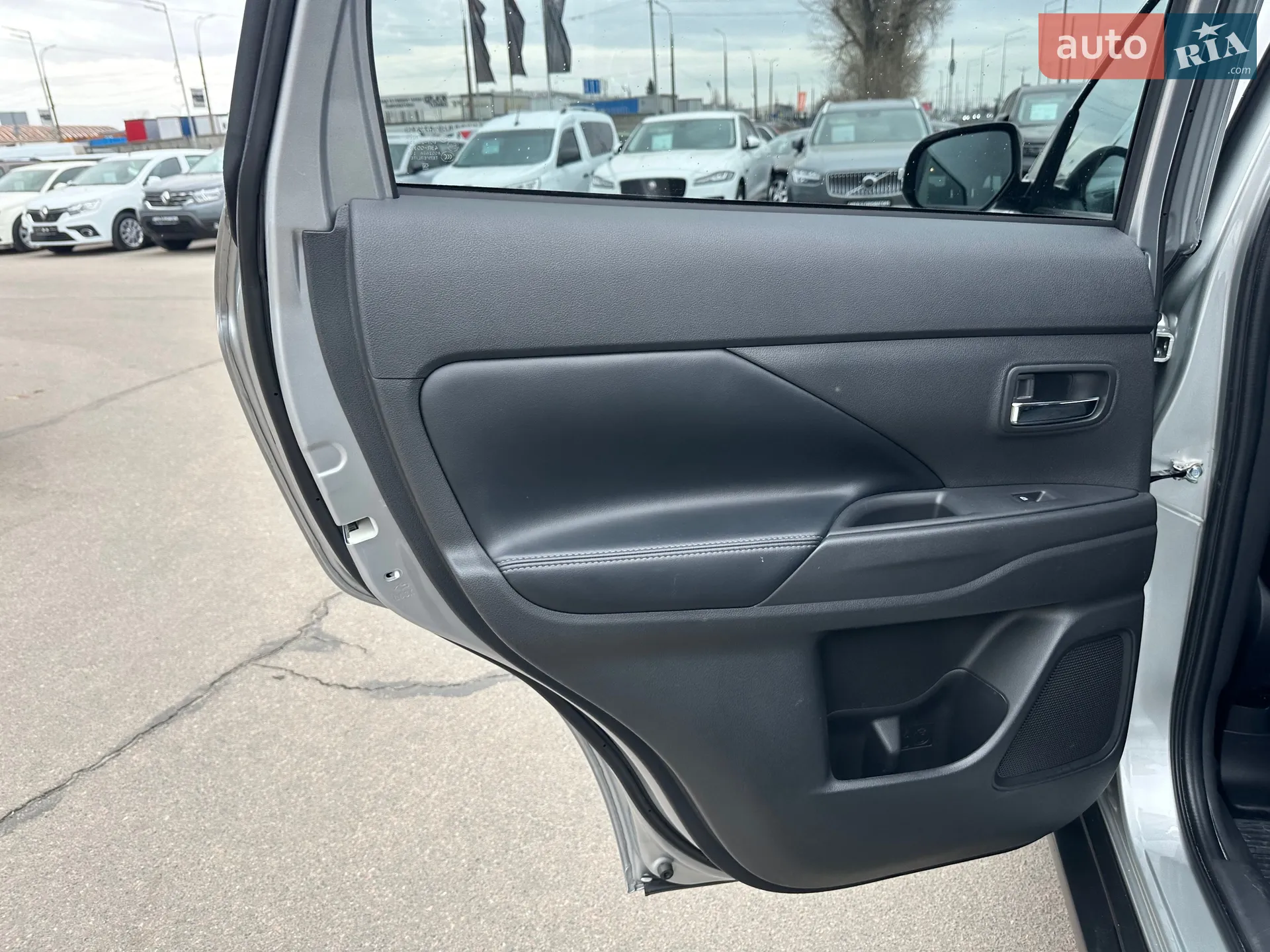 2022 Mitsubishi Outlander - мініатюра 32