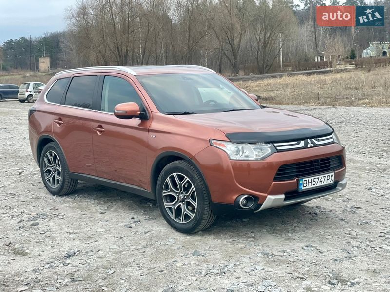 Внедорожник / Кроссовер Mitsubishi Outlander 2014 в Буче