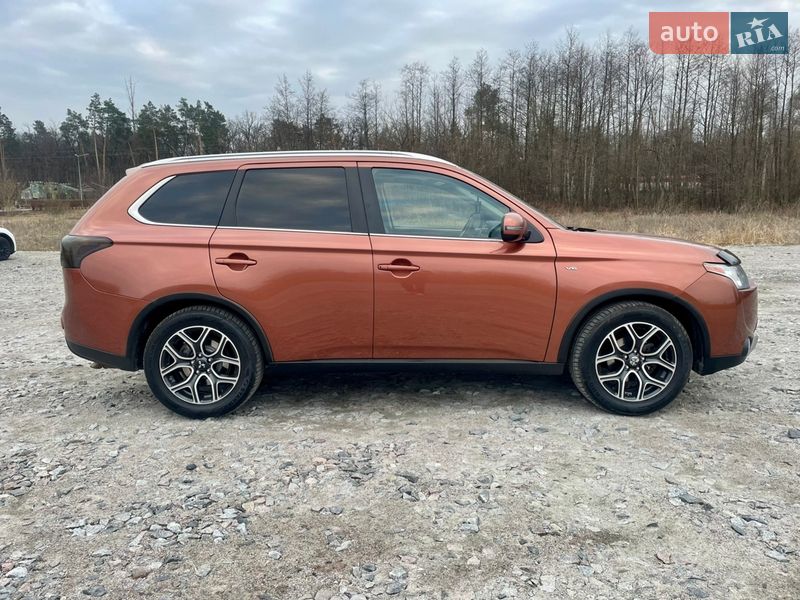 Внедорожник / Кроссовер Mitsubishi Outlander 2014 в Буче
