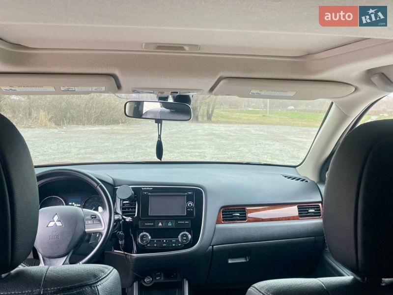 Внедорожник / Кроссовер Mitsubishi Outlander 2014 в Буче