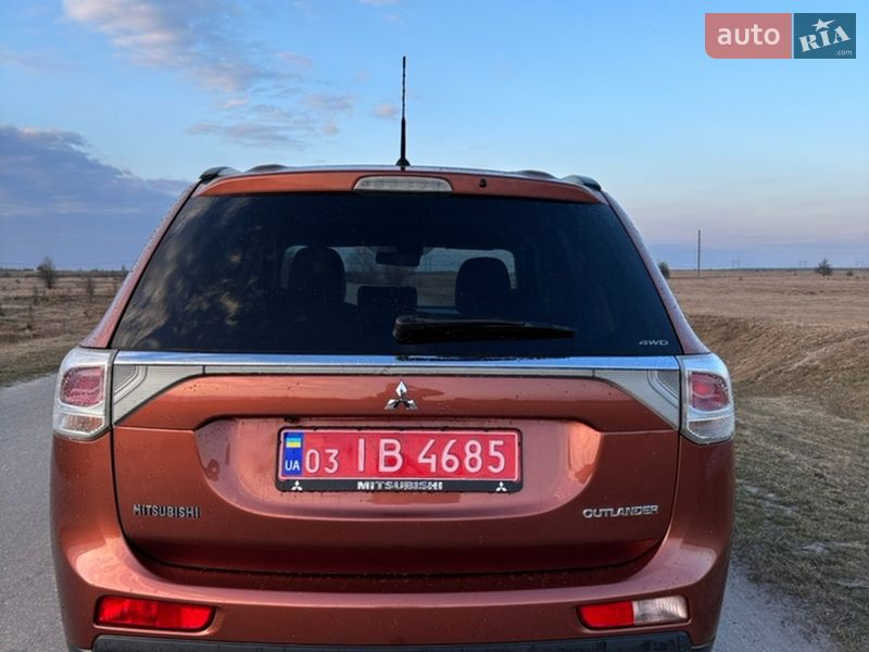 Внедорожник / Кроссовер Mitsubishi Outlander 2013 в Сарнах