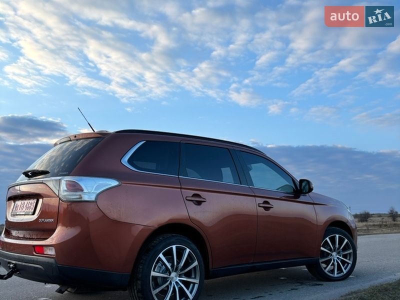 Внедорожник / Кроссовер Mitsubishi Outlander 2013 в Сарнах