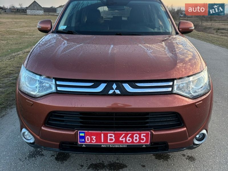 Внедорожник / Кроссовер Mitsubishi Outlander 2013 в Сарнах