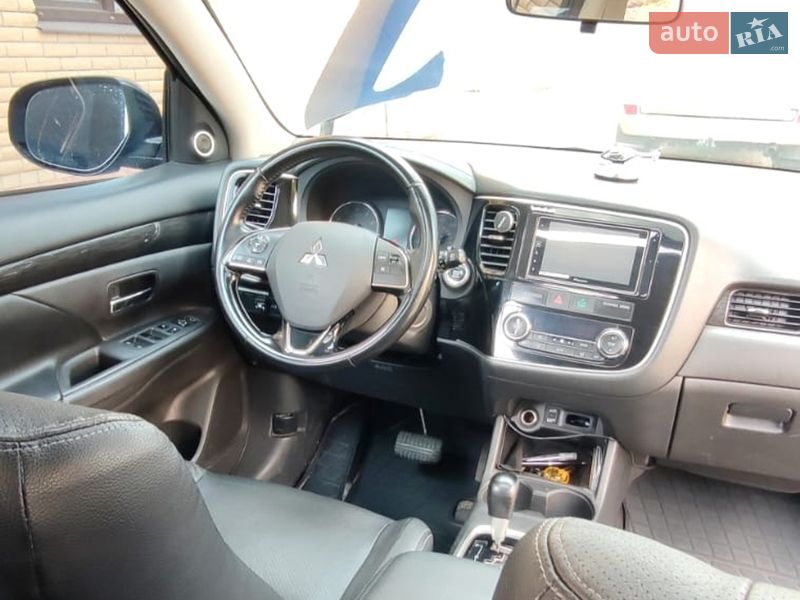 Внедорожник / Кроссовер Mitsubishi Outlander 2016 в Полтаве