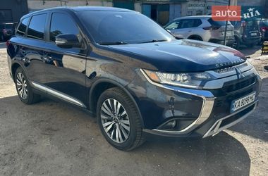 Позашляховик / Кросовер Mitsubishi Outlander 2020 в Києві