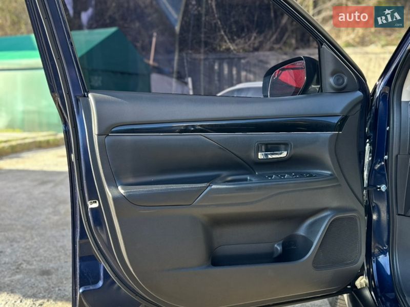 Внедорожник / Кроссовер Mitsubishi Outlander 2020 в Киеве