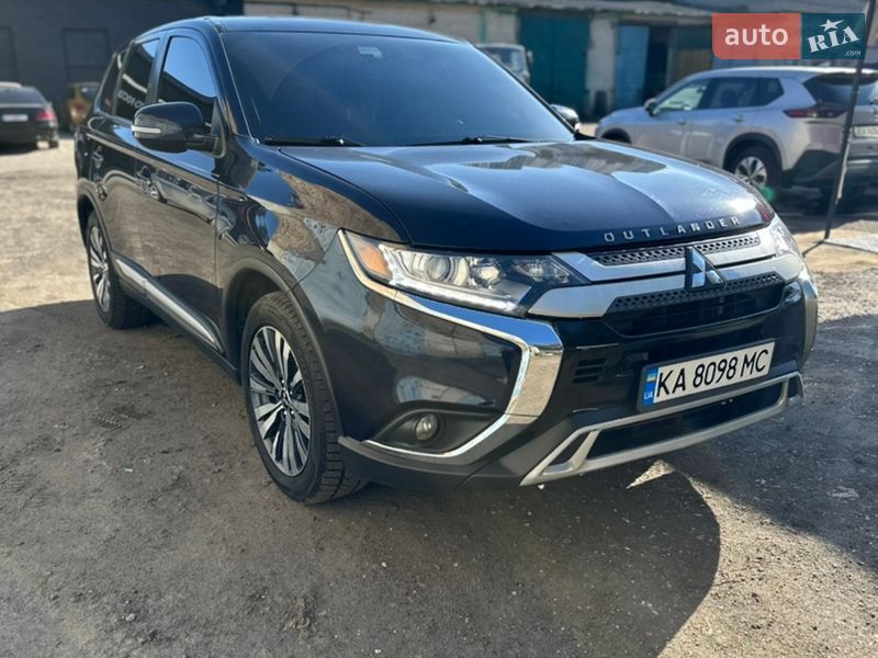 Внедорожник / Кроссовер Mitsubishi Outlander 2020 в Киеве