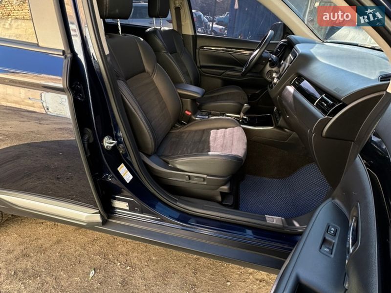 Внедорожник / Кроссовер Mitsubishi Outlander 2020 в Киеве