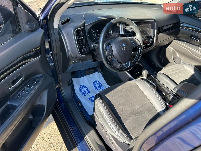 Внедорожник / Кроссовер Mitsubishi Outlander 2020 в Киеве