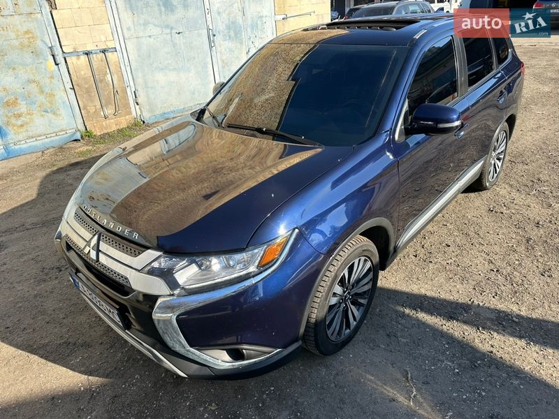 Внедорожник / Кроссовер Mitsubishi Outlander 2020 в Киеве
