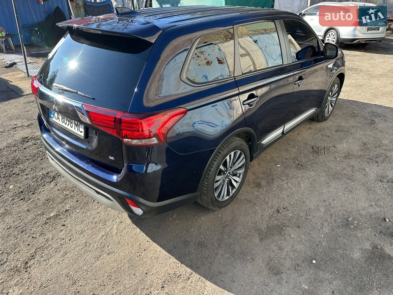 Внедорожник / Кроссовер Mitsubishi Outlander 2020 в Киеве