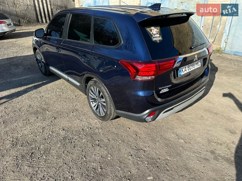Внедорожник / Кроссовер Mitsubishi Outlander 2020 в Киеве