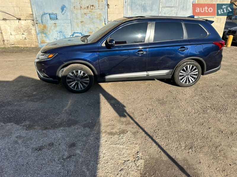 Внедорожник / Кроссовер Mitsubishi Outlander 2020 в Киеве