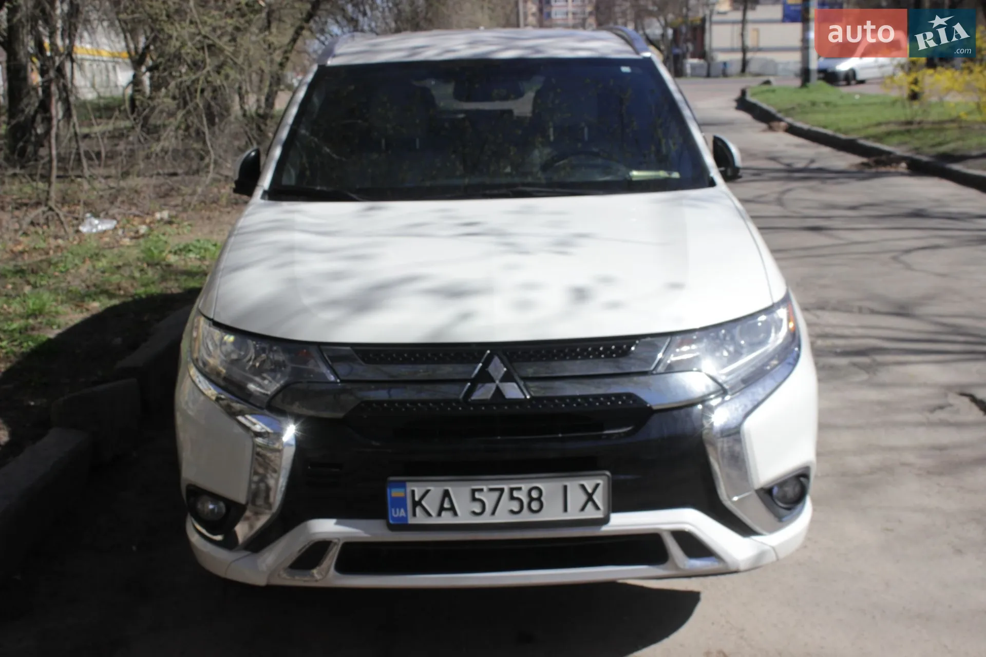 2019 Mitsubishi Outlander - фото 1