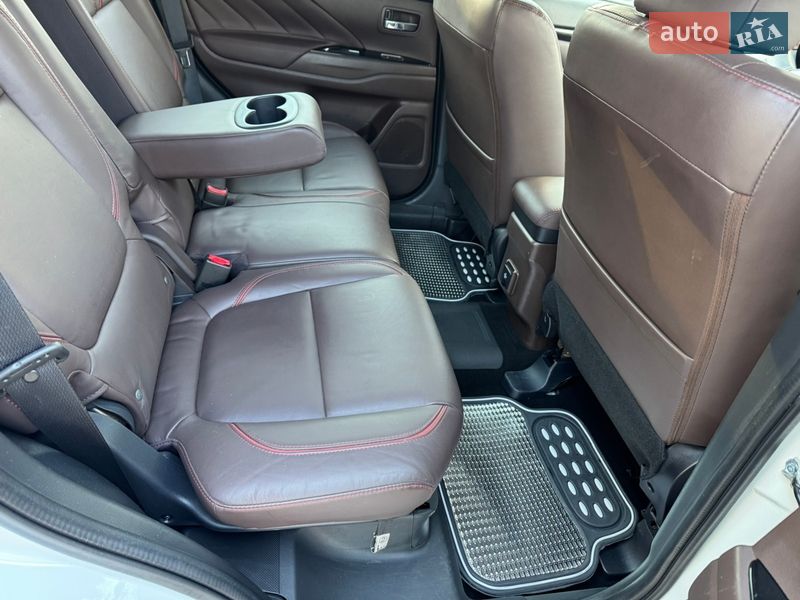 Позашляховик / Кросовер Mitsubishi Outlander 2017 в Чернівцях