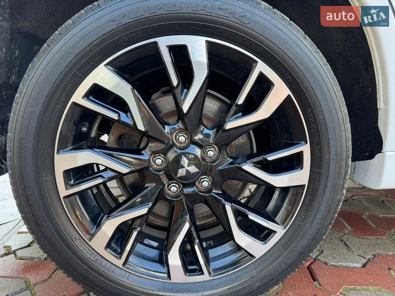 Позашляховик / Кросовер Mitsubishi Outlander 2017 в Чернівцях