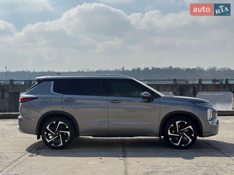 Внедорожник / Кроссовер Mitsubishi Outlander 2021 в Запорожье